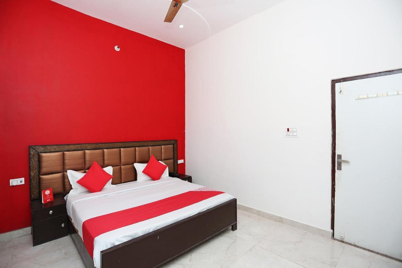 OYO 29517 Hotel Barsana Palace Chhata Bagian luar foto