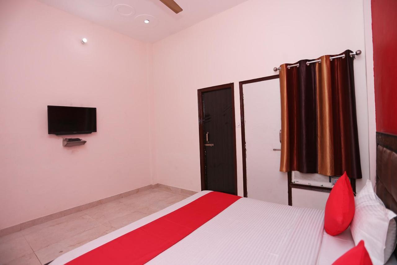 OYO 29517 Hotel Barsana Palace Chhata Bagian luar foto