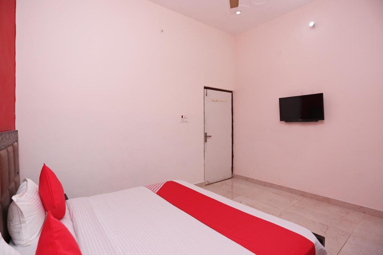 OYO 29517 Hotel Barsana Palace Chhata Bagian luar foto