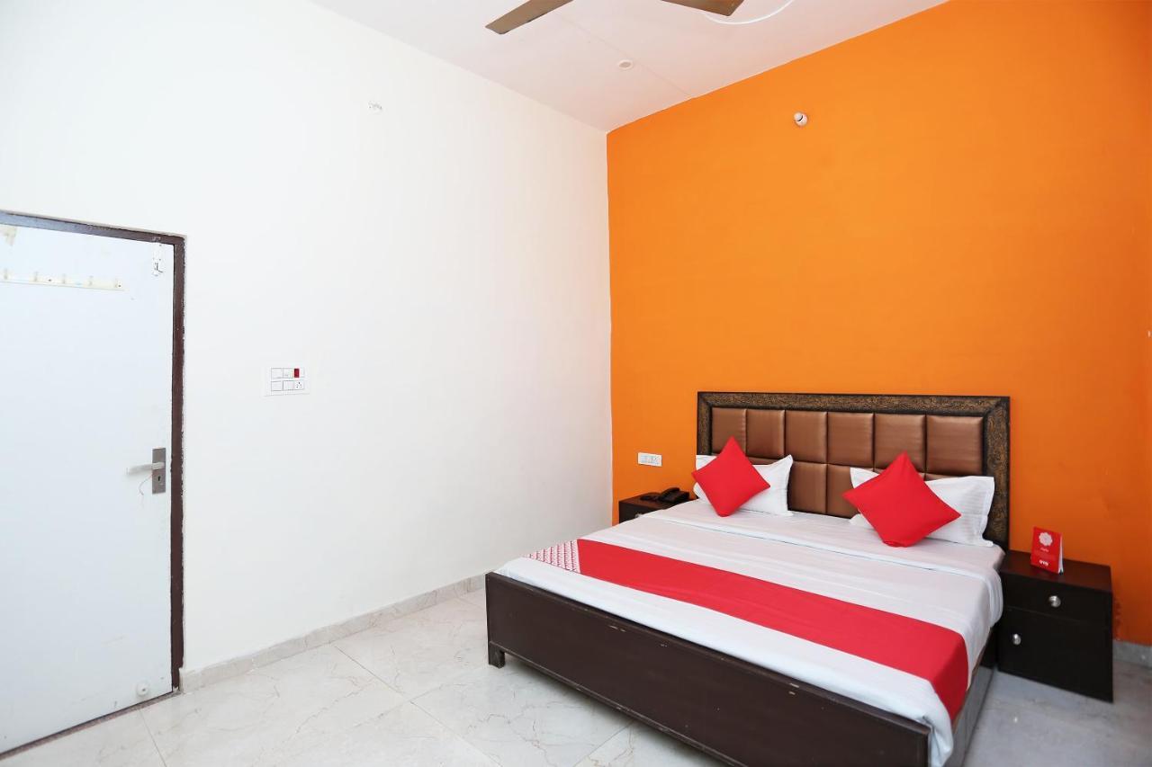 OYO 29517 Hotel Barsana Palace Chhata Bagian luar foto