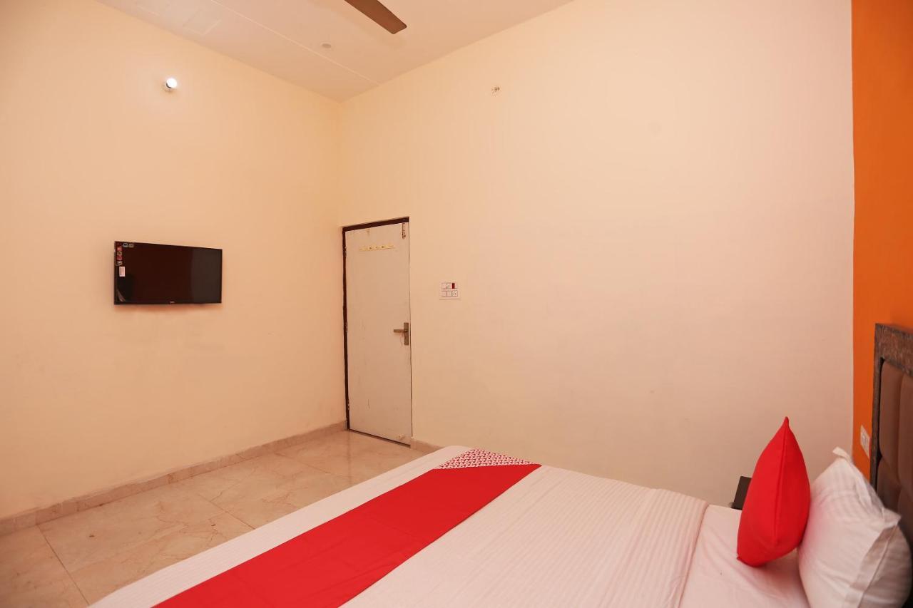 OYO 29517 Hotel Barsana Palace Chhata Bagian luar foto