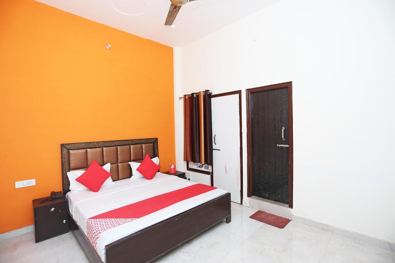 OYO 29517 Hotel Barsana Palace Chhata Bagian luar foto