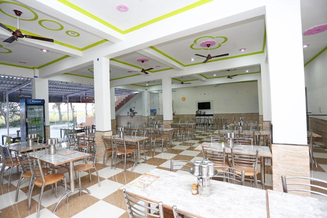OYO 29517 Hotel Barsana Palace Chhata Bagian luar foto