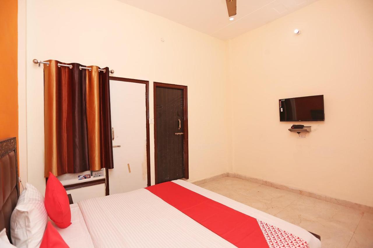 OYO 29517 Hotel Barsana Palace Chhata Bagian luar foto