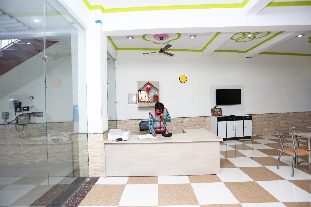 OYO 29517 Hotel Barsana Palace Chhata Bagian luar foto