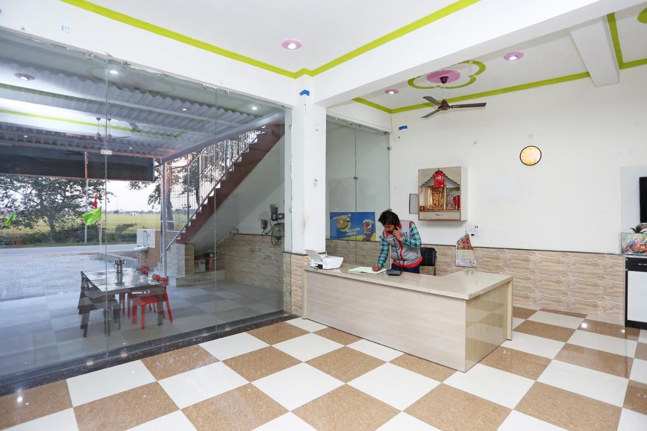 OYO 29517 Hotel Barsana Palace Chhata Bagian luar foto